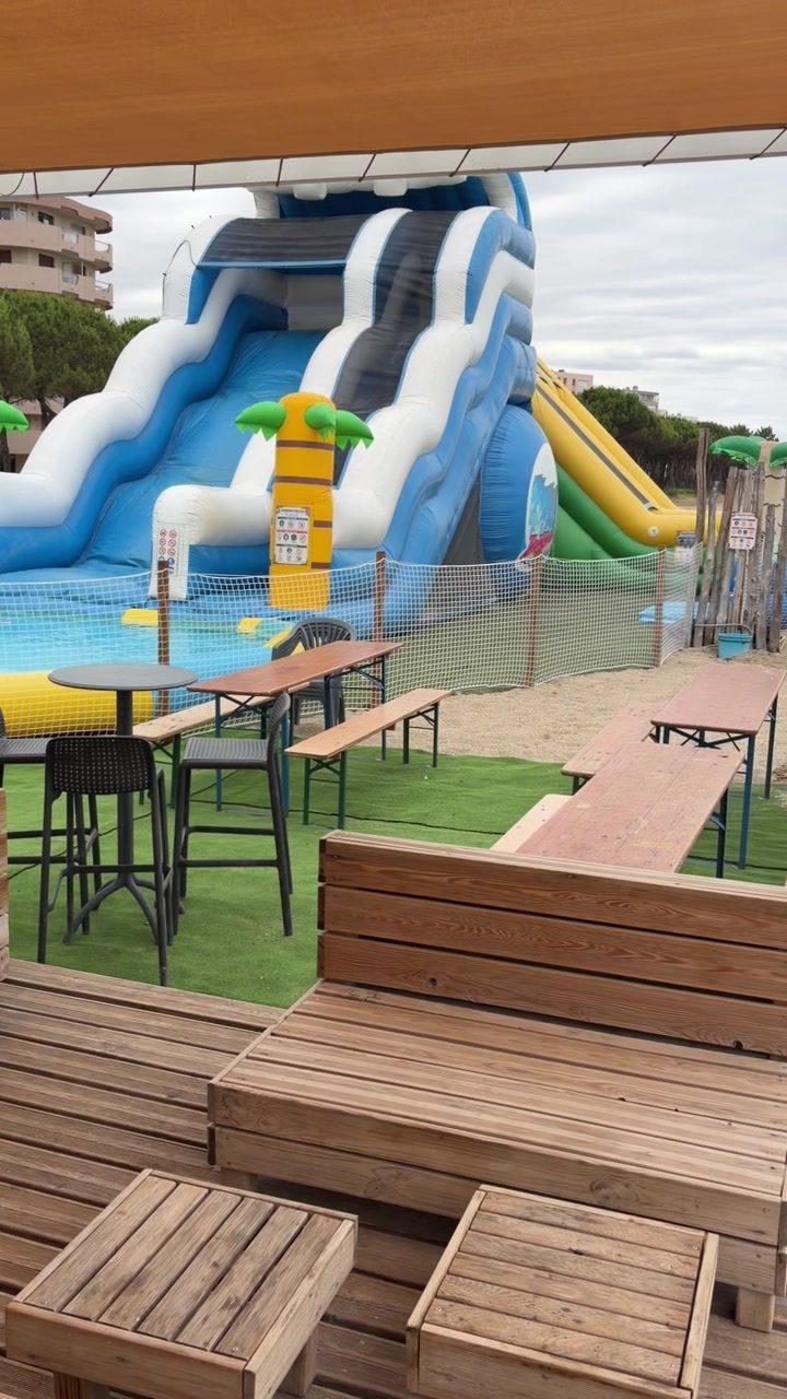 Espace parents face aux toboggans