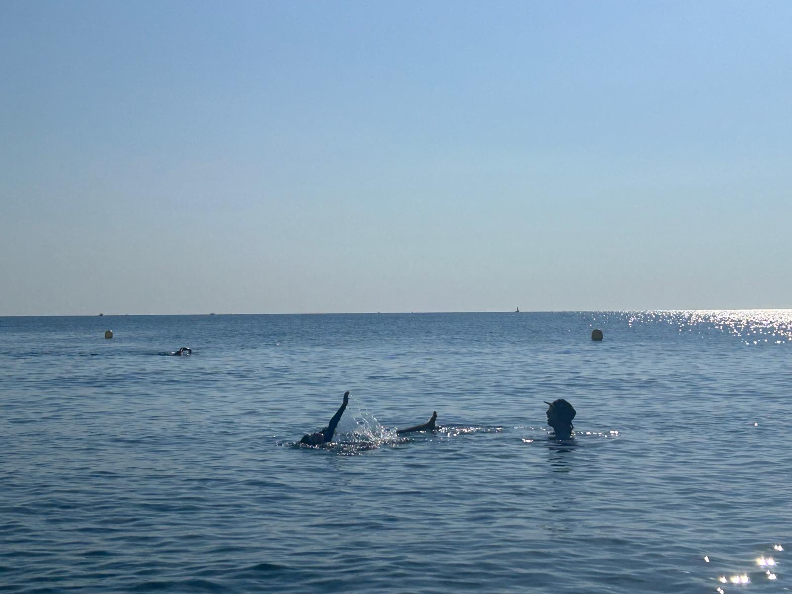 Cours de natation dans la mer, encadré par un maître-nageur