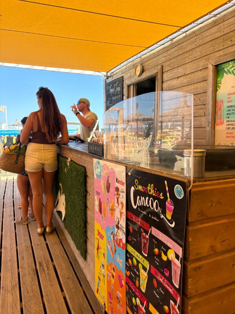 Snack Tropical Jump sous le store jaune